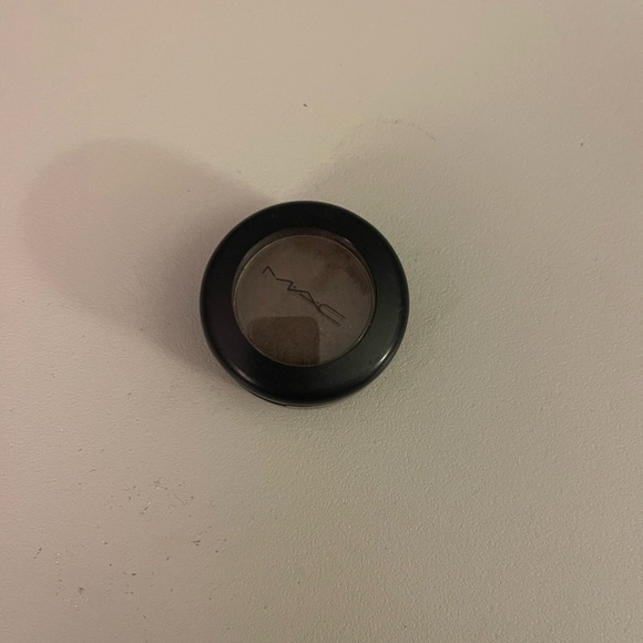 MAC Eyeshadow “Satin Taupe” - Picture 2 of 4